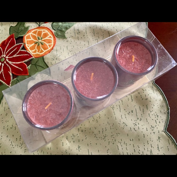 Holiday Coffee Table Cloth & Candles - Picture 8 of 8